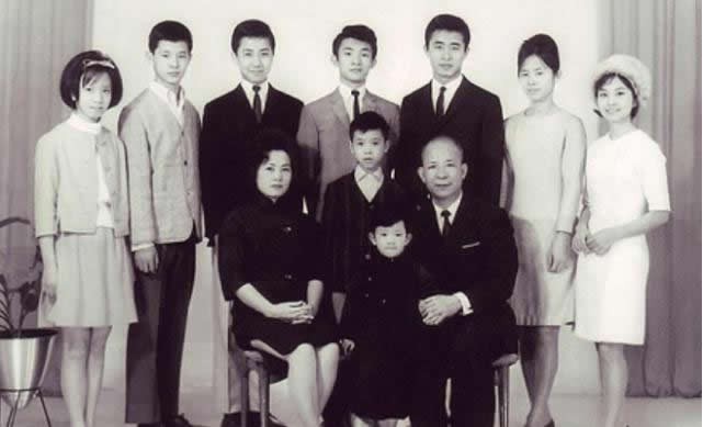 百億家產無人繼承！髮妻陪他白手起家「61歲為娶朱玲玲拋妻棄子」　離婚時「前妻不要分文」兒子也不原諒他