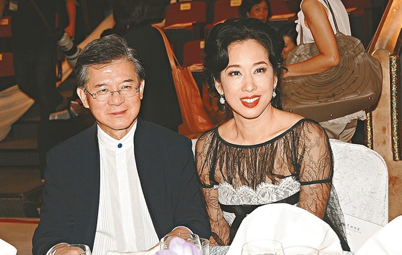 百億家產無人繼承！髮妻陪他白手起家「61歲為娶朱玲玲拋妻棄子」　離婚時「前妻不要分文」兒子也不原諒他