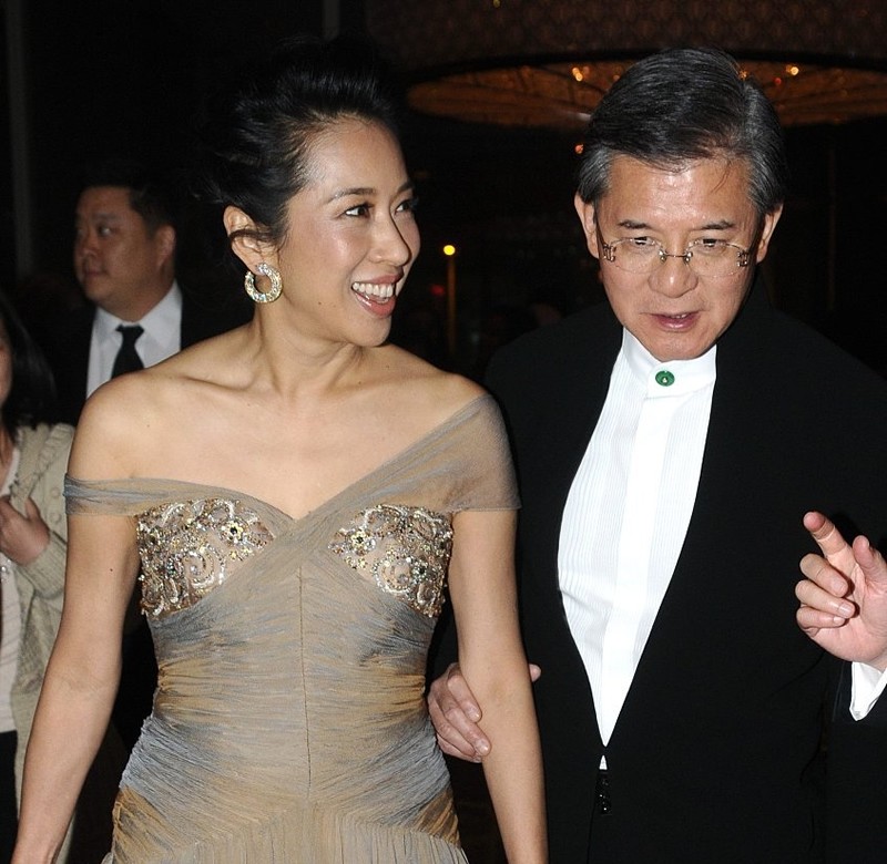 百億家產無人繼承！髮妻陪他白手起家「61歲為娶朱玲玲拋妻棄子」　離婚時「前妻不要分文」兒子也不原諒他