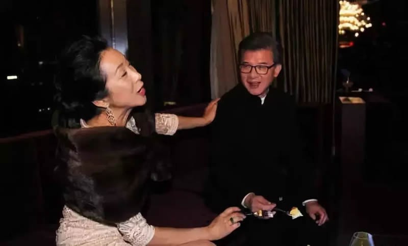 百億家產無人繼承！髮妻陪他白手起家「61歲為娶朱玲玲拋妻棄子」　離婚時「前妻不要分文」兒子也不原諒他