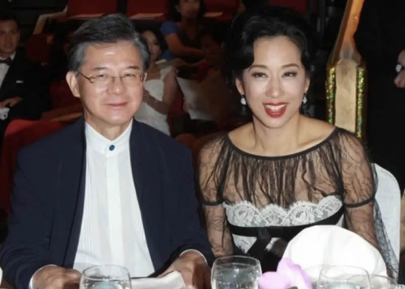 百億家產無人繼承！髮妻陪他白手起家「61歲為娶朱玲玲拋妻棄子」　離婚時「前妻不要分文」兒子也不原諒他