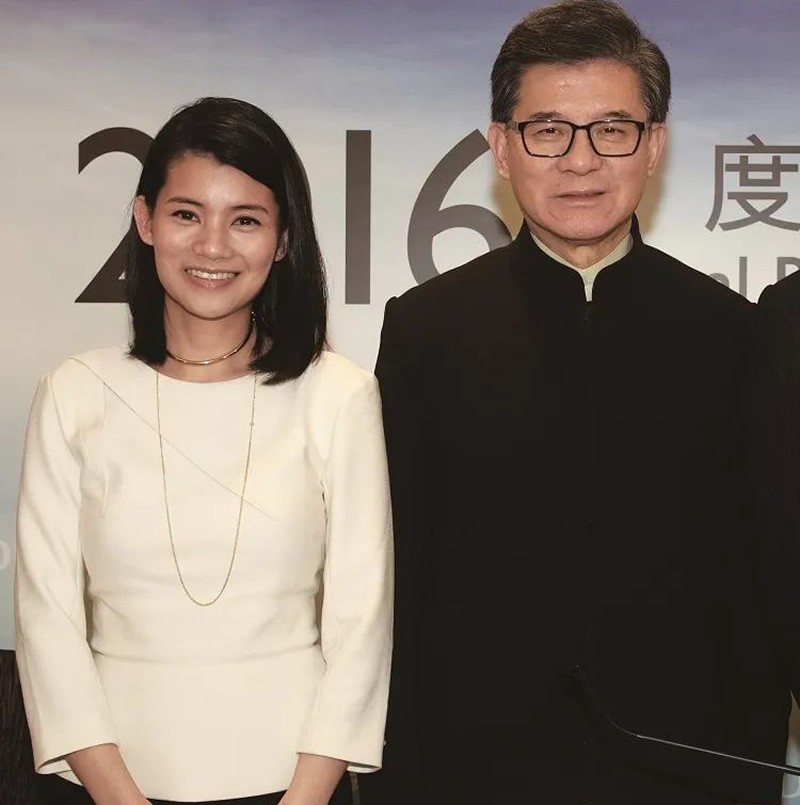 百億家產無人繼承！髮妻陪他白手起家「61歲為娶朱玲玲拋妻棄子」　離婚時「前妻不要分文」兒子也不原諒他