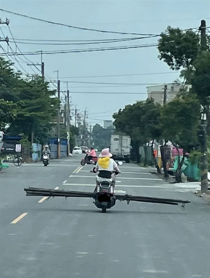 阿嬤麥鬧啦！阿婆騎機車「橫載超長木棍」轉彎直接掃一排　下秒出現「更誇張三寶行徑」網友大傻眼