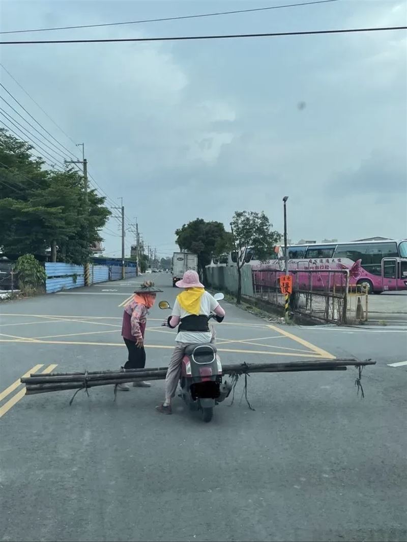 阿嬤麥鬧啦！阿婆騎機車「橫載超長木棍」轉彎直接掃一排　下秒出現「更誇張三寶行徑」網友大傻眼