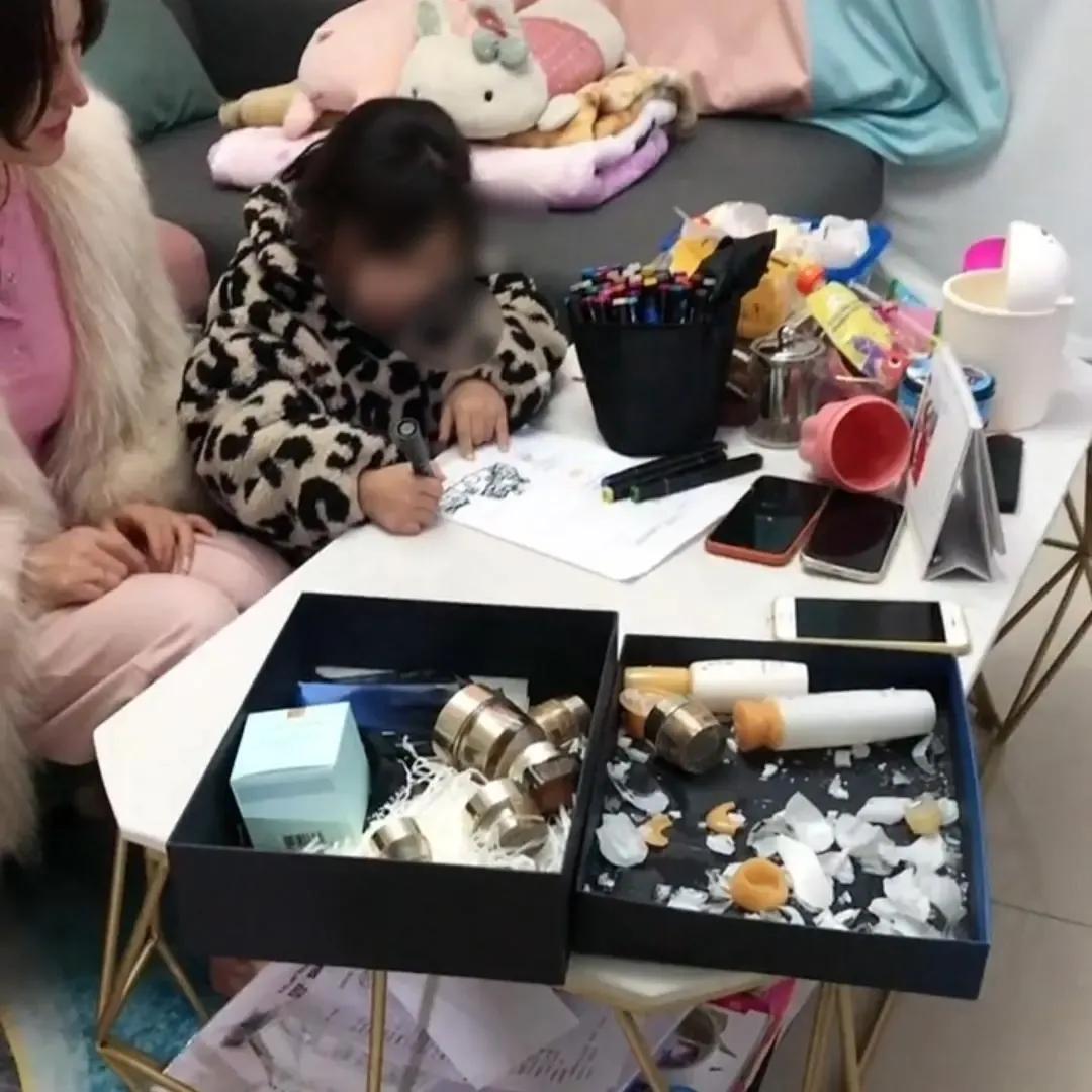 為房貸省吃儉用！他發現老婆新買「8687元化妝品」後生氣怒摔　下班「見心酸一幕」超內疚