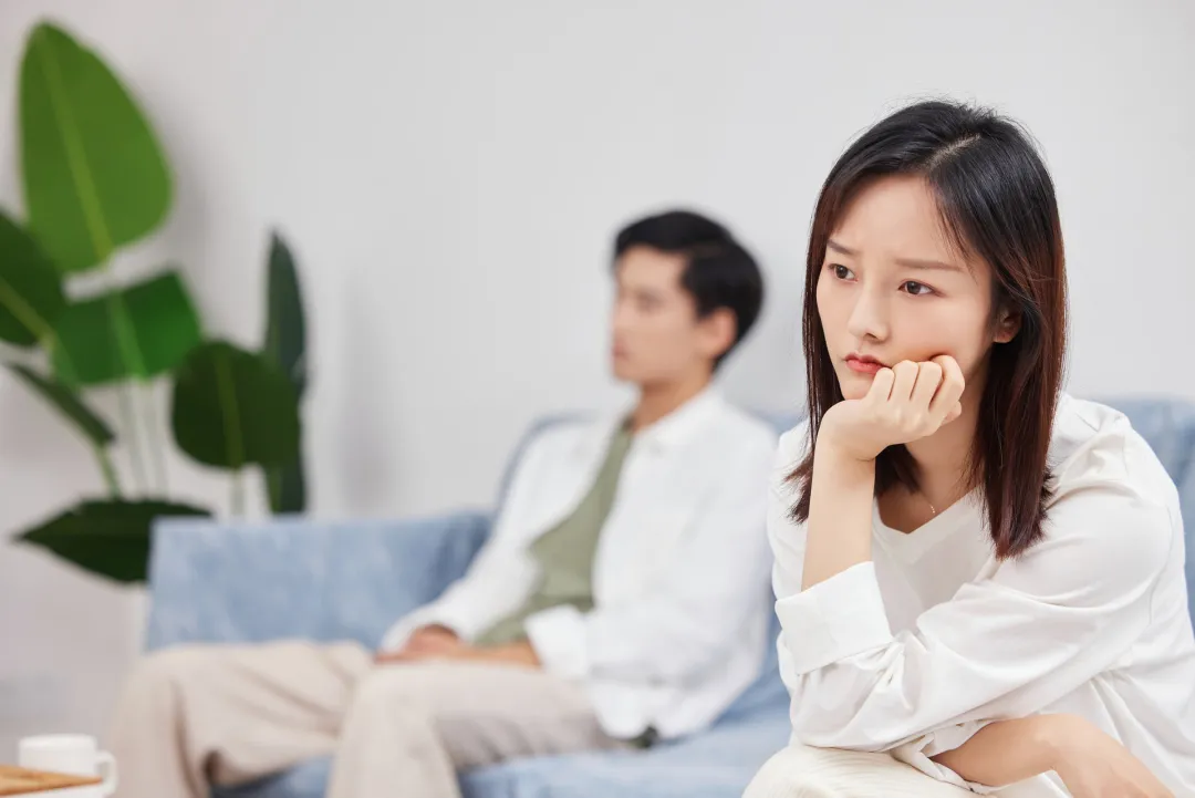 為房貸省吃儉用！他發現老婆新買「8687元化妝品」後生氣怒摔　下班「見心酸一幕」超內疚