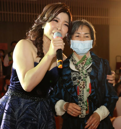 媽媽歡喜就好！《紅人榜》女星「勇破20關出專輯」全為失智的她　「回家鄉開簽唱會」阿母盛裝打扮