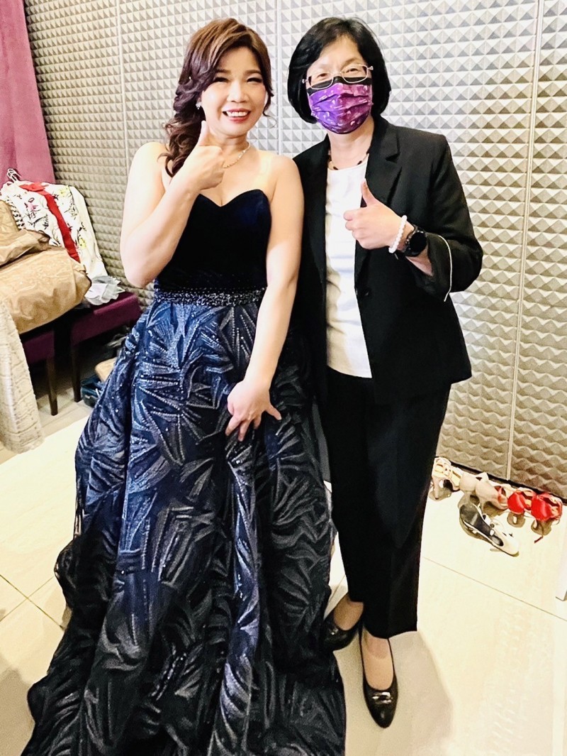 媽媽歡喜就好！《紅人榜》女星「勇破20關出專輯」全為失智的她　「回家鄉開簽唱會」阿母盛裝打扮