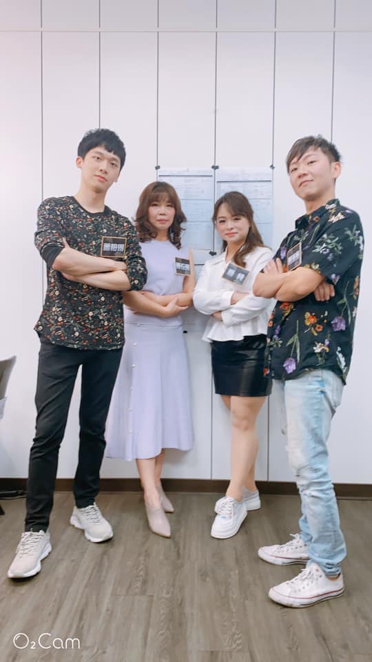 媽媽歡喜就好！《紅人榜》女星「勇破20關出專輯」全為失智的她　「回家鄉開簽唱會」阿母盛裝打扮