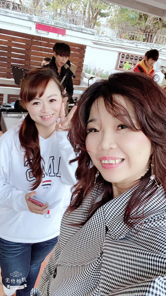 媽媽歡喜就好！《紅人榜》女星「勇破20關出專輯」全為失智的她　「回家鄉開簽唱會」阿母盛裝打扮