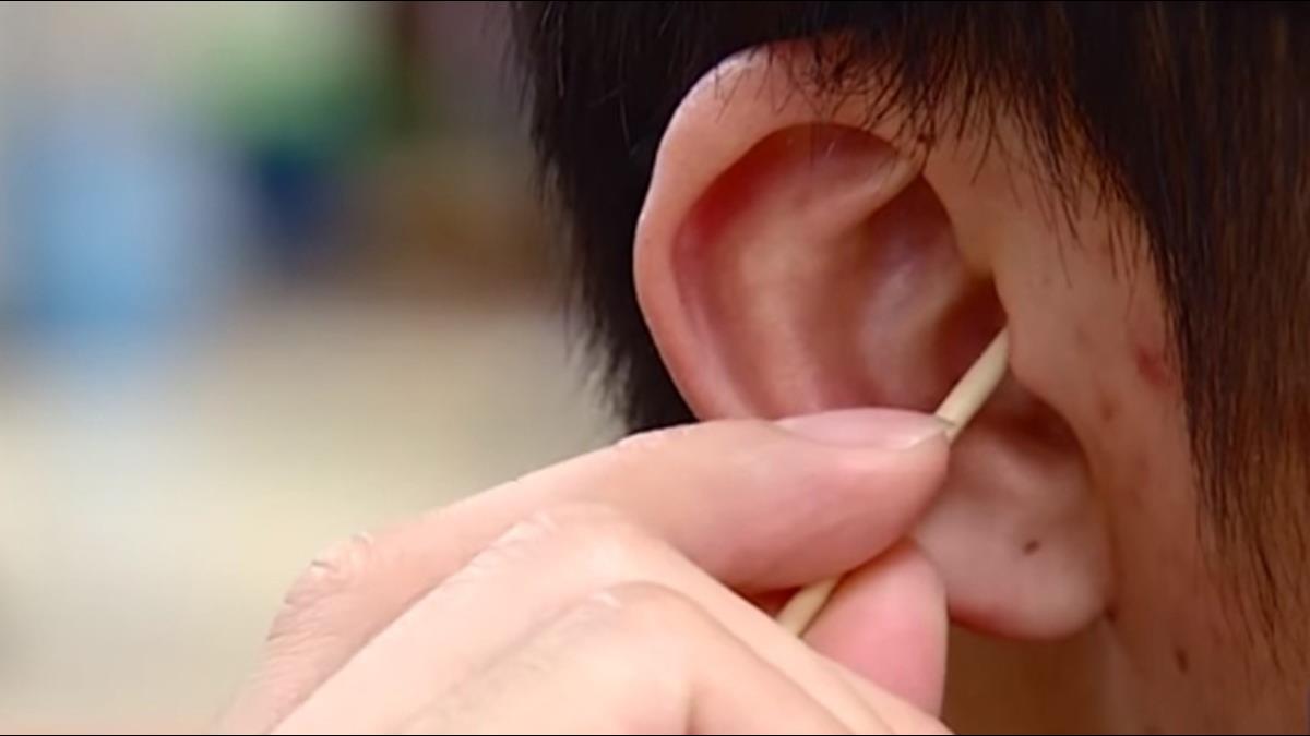 太多人常犯！年輕女「愛挖耳屎導致罹癌」醫生嘆沒救了　2大掏耳錯誤「造成一生遺憾」：進水也別挖