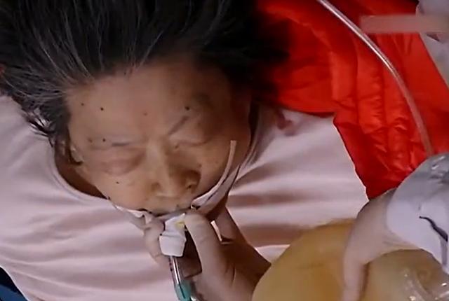 真摯祖孫情！67歲阿嬤倒下「搶救半小時無效」醫做最壞打算　「2歲孫子突開口」結局感動全網