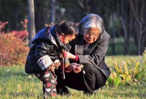 真摯祖孫情！67歲阿嬤倒下「搶救半小時無效」醫做最壞打算　「2歲孫子突開口」結局感動全網