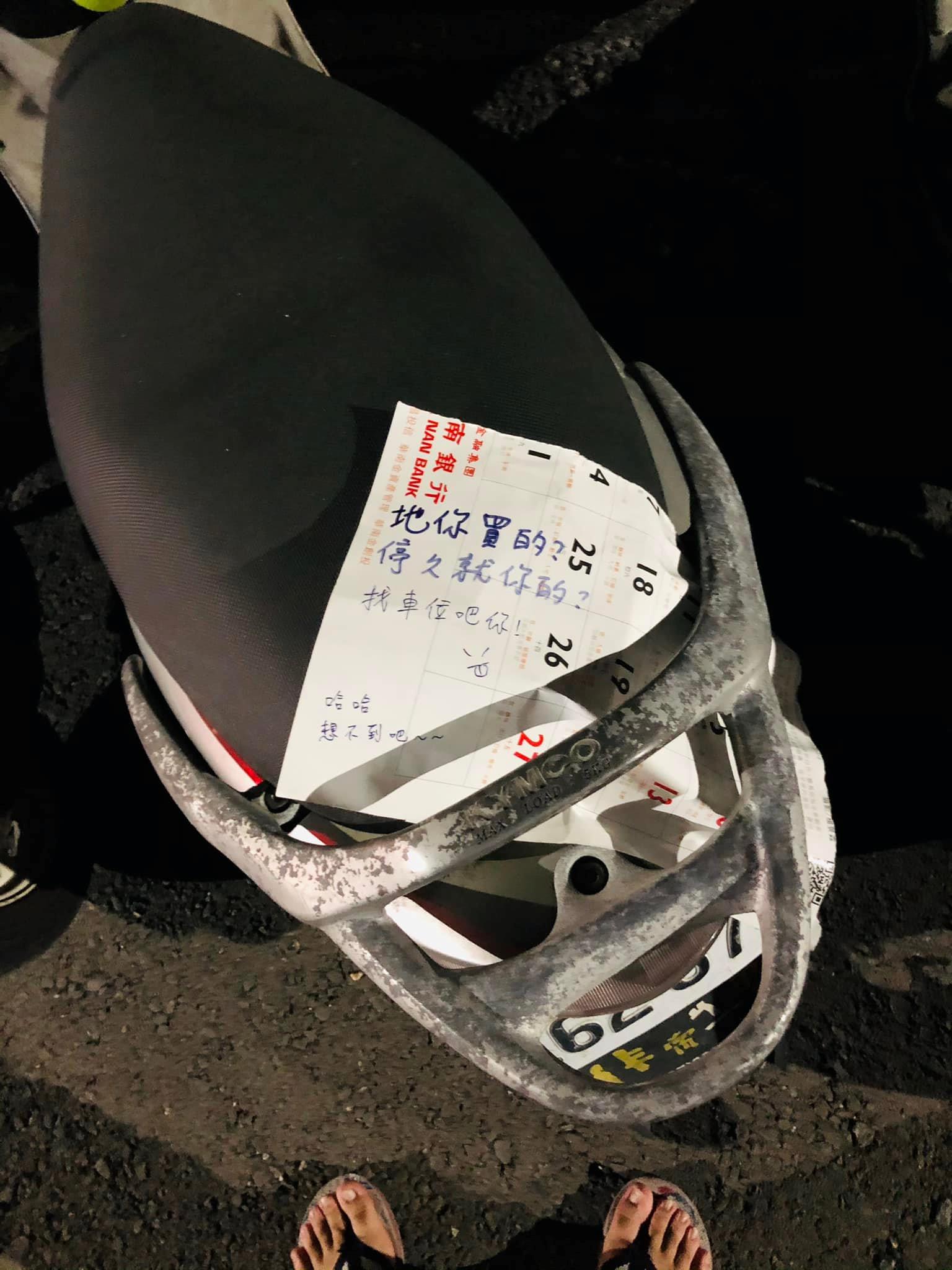 停很久就是你的？停路邊被貼紙條「為何搶我車位」　他隔天祭出「最後關頭狠手段」：大家都不要停