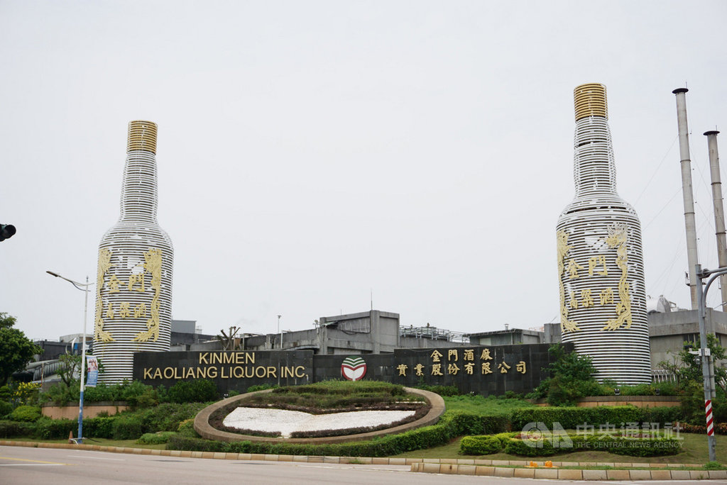 老厝挖到寶！他翻出「49年前國慶高粱」精緻雕花超完整　內行一看驚喊「比摩托車還要貴」：拜託賣我