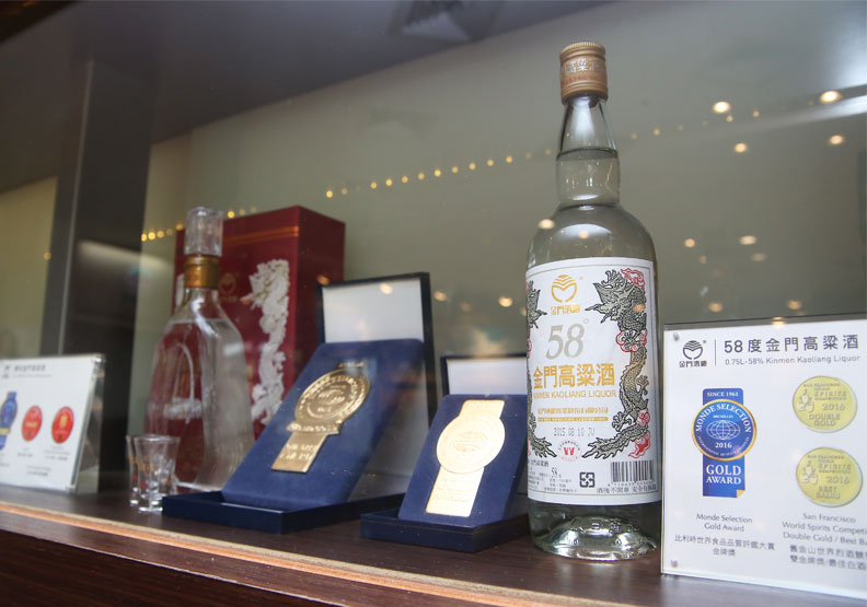 老厝挖到寶！他翻出「49年前國慶高粱」精緻雕花超完整　內行一看驚喊「比摩托車還要貴」：拜託賣我