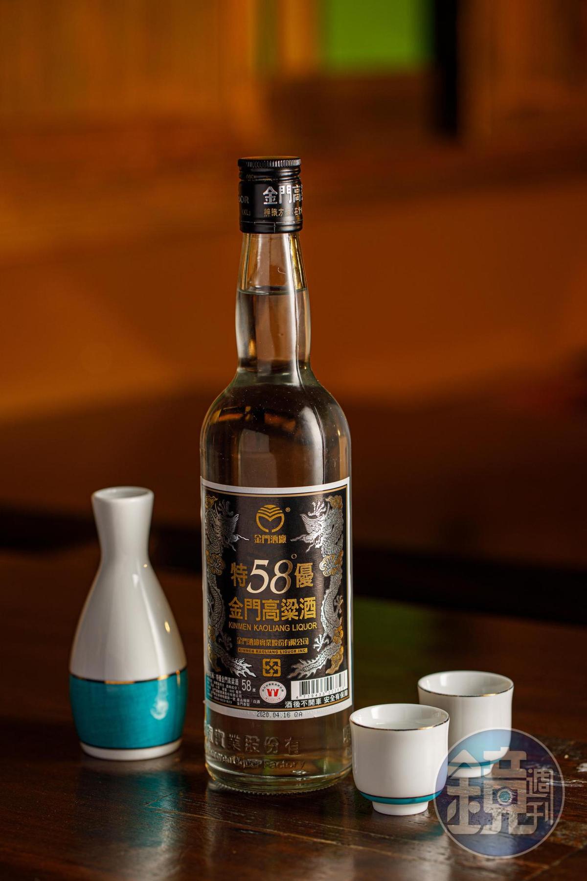 老厝挖到寶！他翻出「49年前國慶高粱」精緻雕花超完整　內行一看驚喊「比摩托車還要貴」：拜託賣我