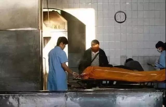 一生省吃儉用！拾荒爺爺臨終前「壽衣穿整齊獨自離去」　火化員工大驚「燒出91萬鈔票」兒傻眼：我錯了