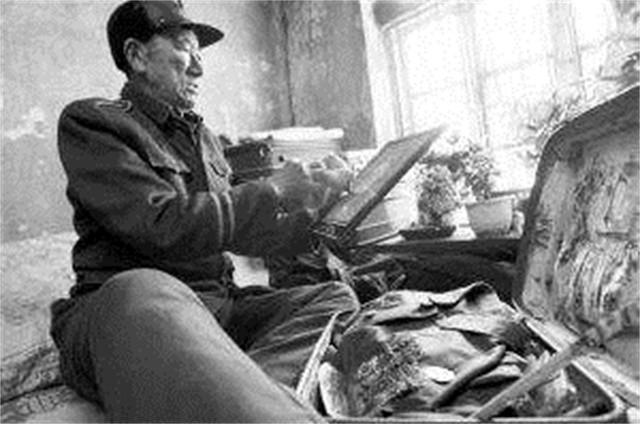 一生省吃儉用！拾荒爺爺臨終前「壽衣穿整齊獨自離去」　火化員工大驚「燒出91萬鈔票」兒傻眼：我錯了