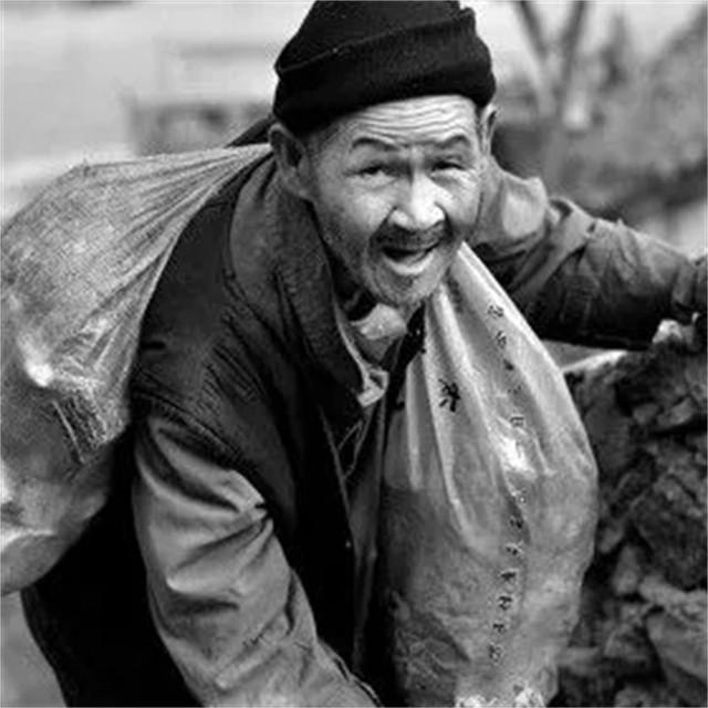 一生省吃儉用！拾荒爺爺臨終前「壽衣穿整齊獨自離去」　火化員工大驚「燒出91萬鈔票」兒傻眼：我錯了