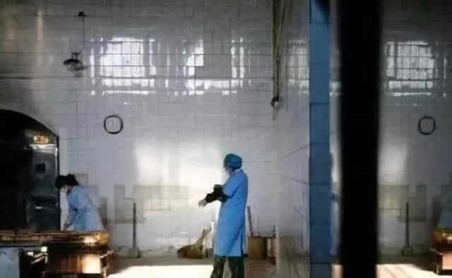 一生省吃儉用！拾荒爺爺臨終前「壽衣穿整齊獨自離去」　火化員工大驚「燒出91萬鈔票」兒傻眼：我錯了