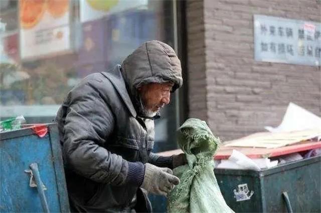 一生省吃儉用！拾荒爺爺臨終前「壽衣穿整齊獨自離去」　火化員工大驚「燒出91萬鈔票」兒傻眼：我錯了