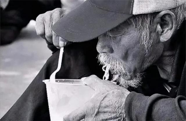 一生省吃儉用！拾荒爺爺臨終前「壽衣穿整齊獨自離去」　火化員工大驚「燒出91萬鈔票」兒傻眼：我錯了