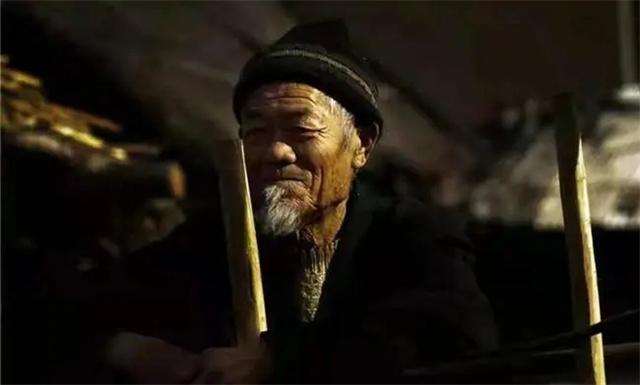 一生省吃儉用！拾荒爺爺臨終前「壽衣穿整齊獨自離去」　火化員工大驚「燒出91萬鈔票」兒傻眼：我錯了