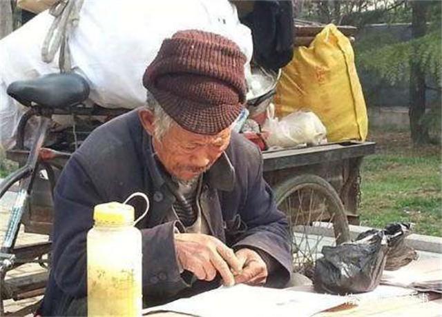 一生省吃儉用！拾荒爺爺臨終前「壽衣穿整齊獨自離去」　火化員工大驚「燒出91萬鈔票」兒傻眼：我錯了