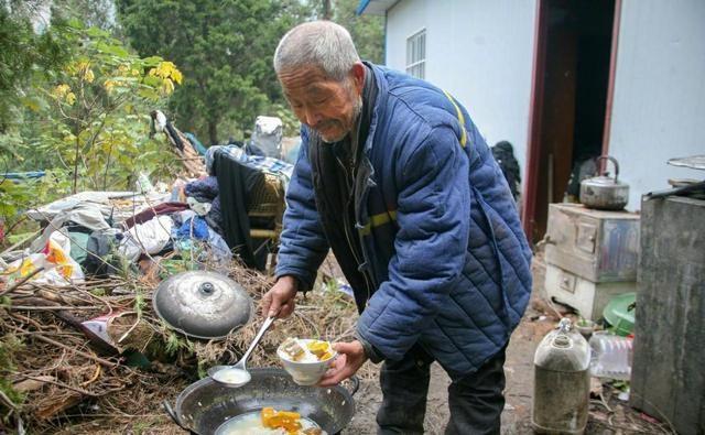 一生省吃儉用！拾荒爺爺臨終前「壽衣穿整齊獨自離去」　火化員工大驚「燒出91萬鈔票」兒傻眼：我錯了
