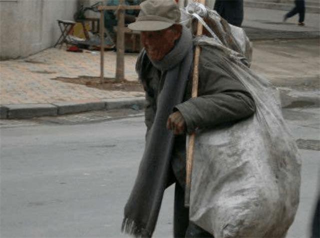 一生省吃儉用！拾荒爺爺臨終前「壽衣穿整齊獨自離去」　火化員工大驚「燒出91萬鈔票」兒傻眼：我錯了