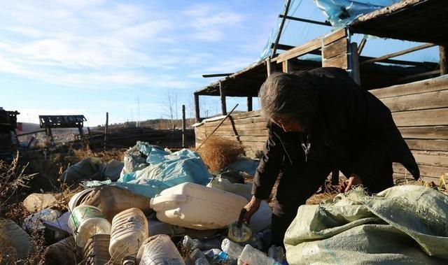 一生省吃儉用！拾荒爺爺臨終前「壽衣穿整齊獨自離去」　火化員工大驚「燒出91萬鈔票」兒傻眼：我錯了