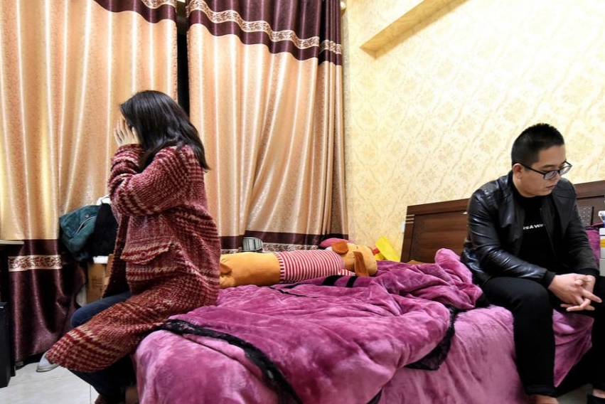 唯一弟弟成家了！弟媳搬來和我「同睡一床」　半夜摸到「她的肚子」我怒了：弟，快離婚