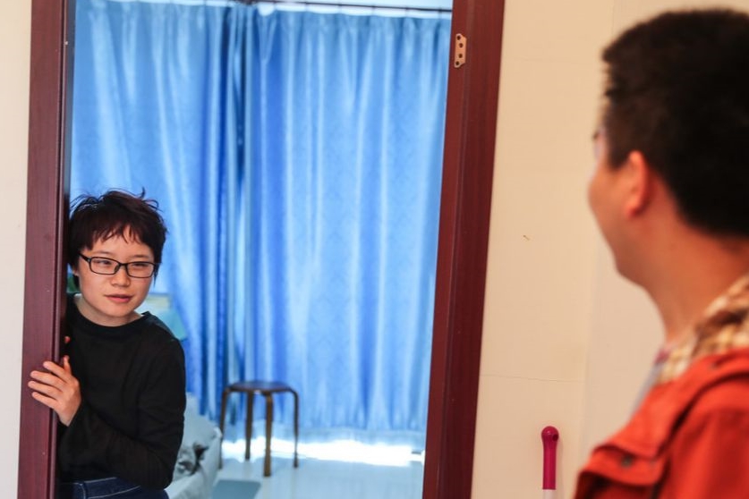 唯一弟弟成家了！弟媳搬來和我「同睡一床」　半夜摸到「她的肚子」我怒了：弟，快離婚