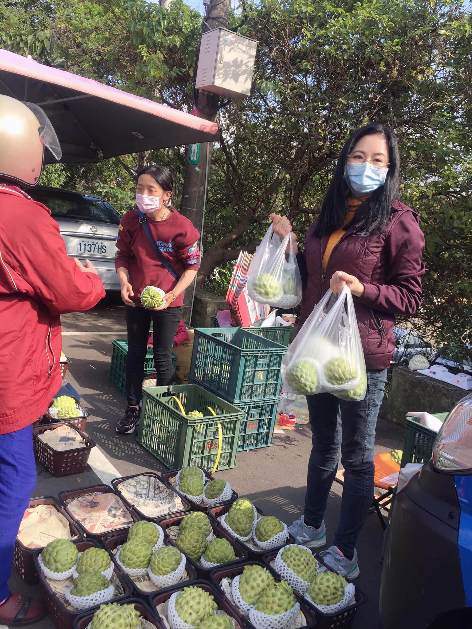 虎頭山擺攤！釋迦媽媽獨自「頂寒風冒雨撐生計」　「往紙箱塞奶瓶」掀開一看：令人鼻酸