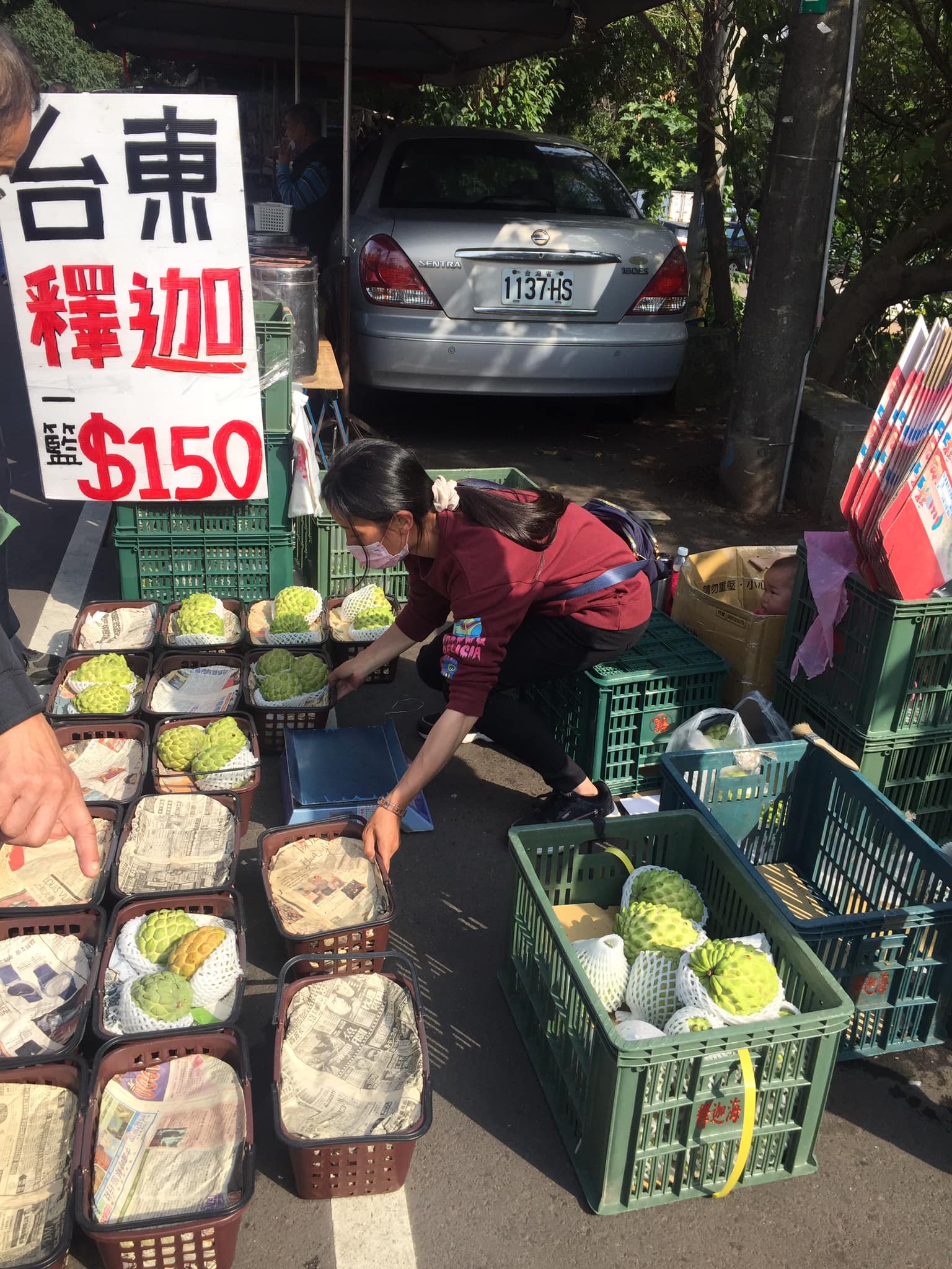 虎頭山擺攤！釋迦媽媽獨自「頂寒風冒雨撐生計」　「往紙箱塞奶瓶」掀開一看：令人鼻酸