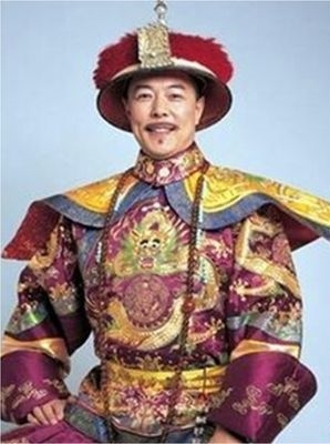 老牛吃嫩草！皇帝專業戶「搞大2女學生肚子」風流不羈　65歲「淪直播賣春聯」誇張喊價網友笑了