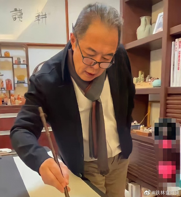 老牛吃嫩草！皇帝專業戶「搞大2女學生肚子」風流不羈　65歲「淪直播賣春聯」誇張喊價網友笑了