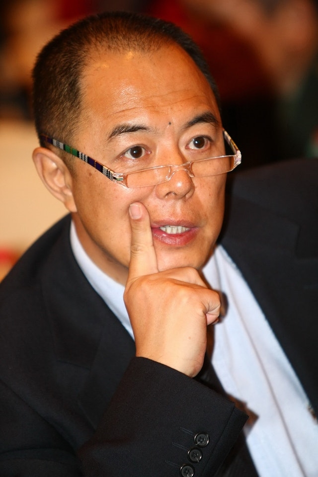 老牛吃嫩草！皇帝專業戶「搞大2女學生肚子」風流不羈　65歲「淪直播賣春聯」誇張喊價網友笑了