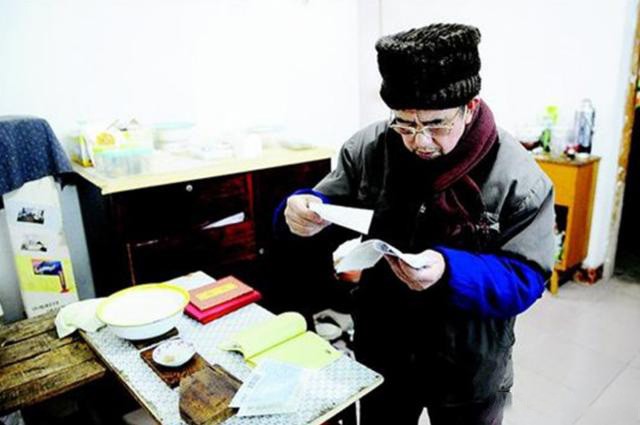 撿到3.5公斤鐵棍！拾荒老人變賣「拿到5.3萬元」沾沾自喜　專家一看嚇傻「3億元飛了」