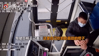 爸爸請客吃飯！席間兒子用零用錢「偷買單」　爸爸跪地痛哭：監視器下的一幕，刺痛億萬父母