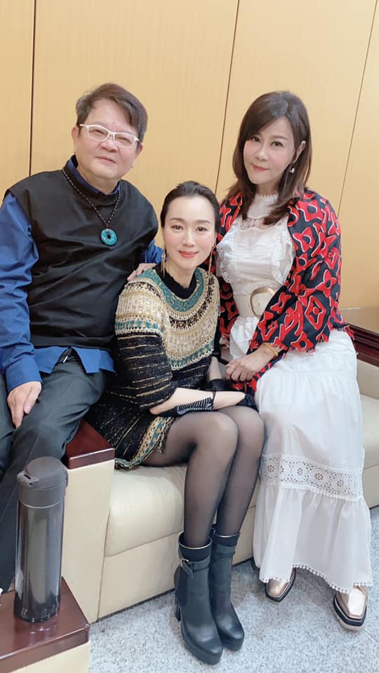 一結婚就當奶奶！坣娜婚後首放閃「牽280億富尪」眼神全是愛　把生日丟掉了「出意外後更不會過」