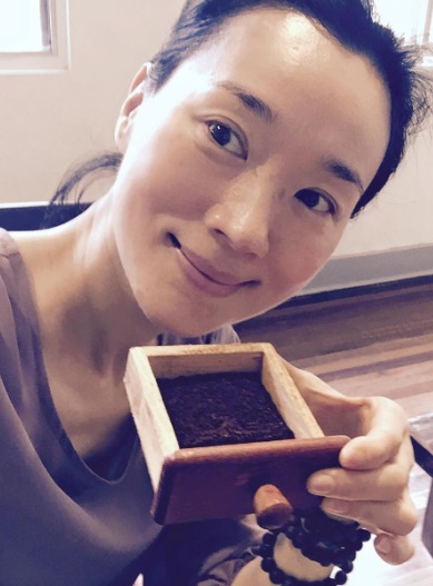 一結婚就當奶奶！坣娜婚後首放閃「牽280億富尪」眼神全是愛　把生日丟掉了「出意外後更不會過」