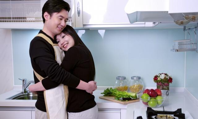 安太后最實在！人夫「拿出一疊鈔票安太歲」寵老婆　最後看到「給自己的最苦紅包」網笑：保整年平安