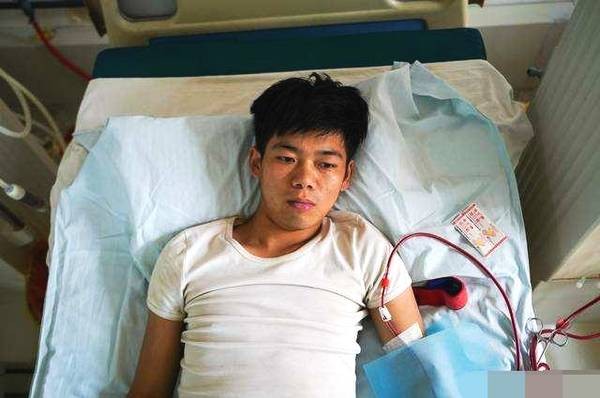 「腎一顆就夠用！」17歲少年「為買iPhone賣腎」驕傲大喊超值得　10年後「27歲現況曝光」父母心痛一生