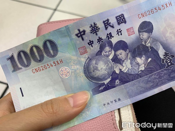 沉默的愛！父北上探望女兒「掏出千元鈔塞給她」　口袋剩10元離去「突然掉頭追上來」她秒掉淚