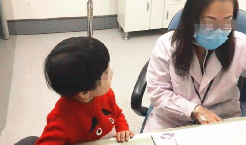 5歲女兒總說空調上有「小人」！媽媽以為是謊話　「帶孩子去檢查」醫生卻說：她沒撒謊
