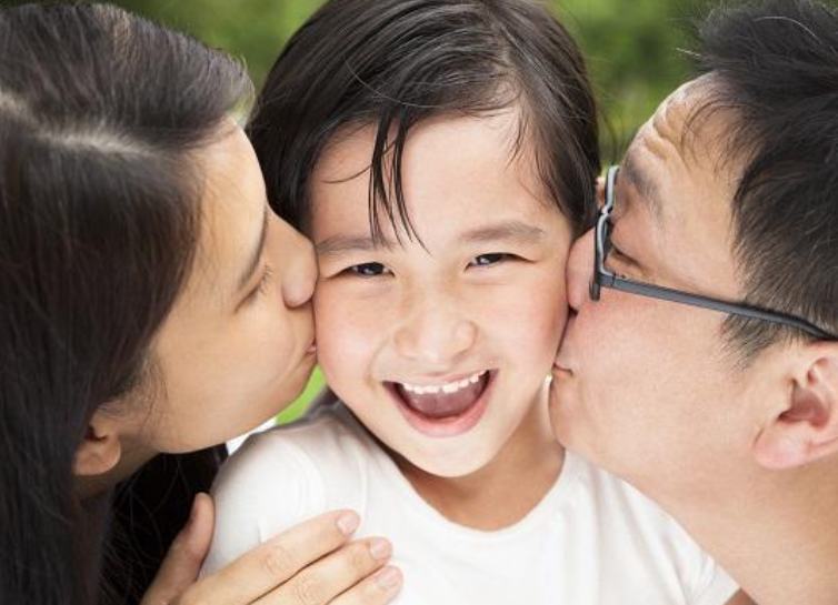 5歲女兒總說空調上有「小人」！媽媽以為是謊話　「帶孩子去檢查」醫生卻說：她沒撒謊