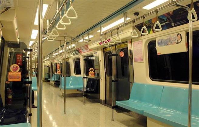 X戰警現身北捷？車廂遇「正妹戴巨大護目鏡」　網困惑「這眼鏡是什麼」內行人解答了：會想戴整天