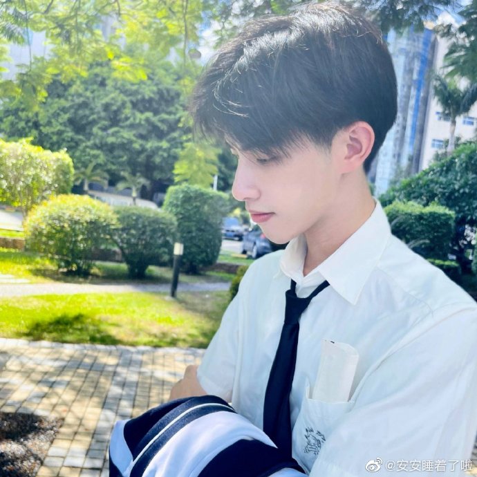 初戀系男孩！地鐵上「英氣感口罩帥哥」一抬頭魅力爆發　網友神出「直播脫口罩瞬間」聊天室全看傻